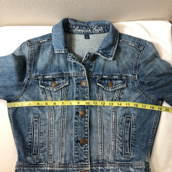 AEO Cotton Medium Blue Wash Distressed Pockets Button Down Cropped Jean Jacket M - Picture 14 of 15